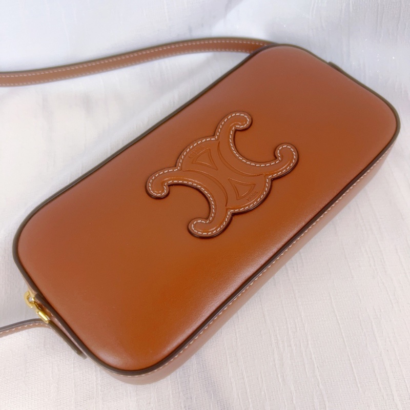 99新Celine Cuir焦糖色浮雕logo小牛皮腋下包，牛奶盒造型很可愛-7
