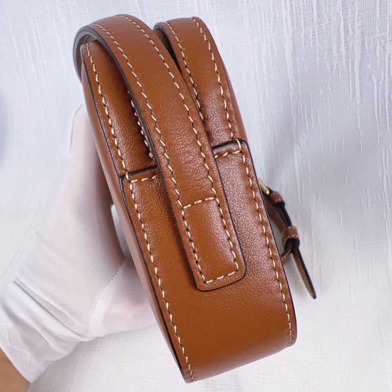 99新Celine Cuir焦糖色浮雕logo小牛皮腋下包，牛奶盒造型很可愛-9