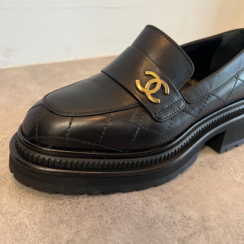 Chanel  35碼 黑牛皮菱格紋金Logo厚底樂福鞋-2