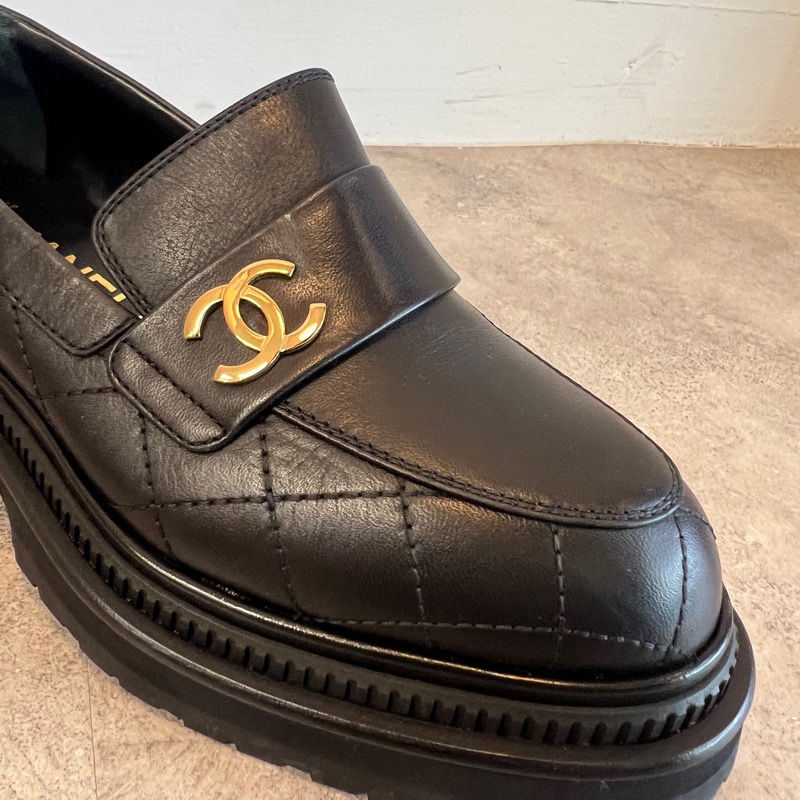Chanel  35碼 黑牛皮菱格紋金Logo厚底樂福鞋-11