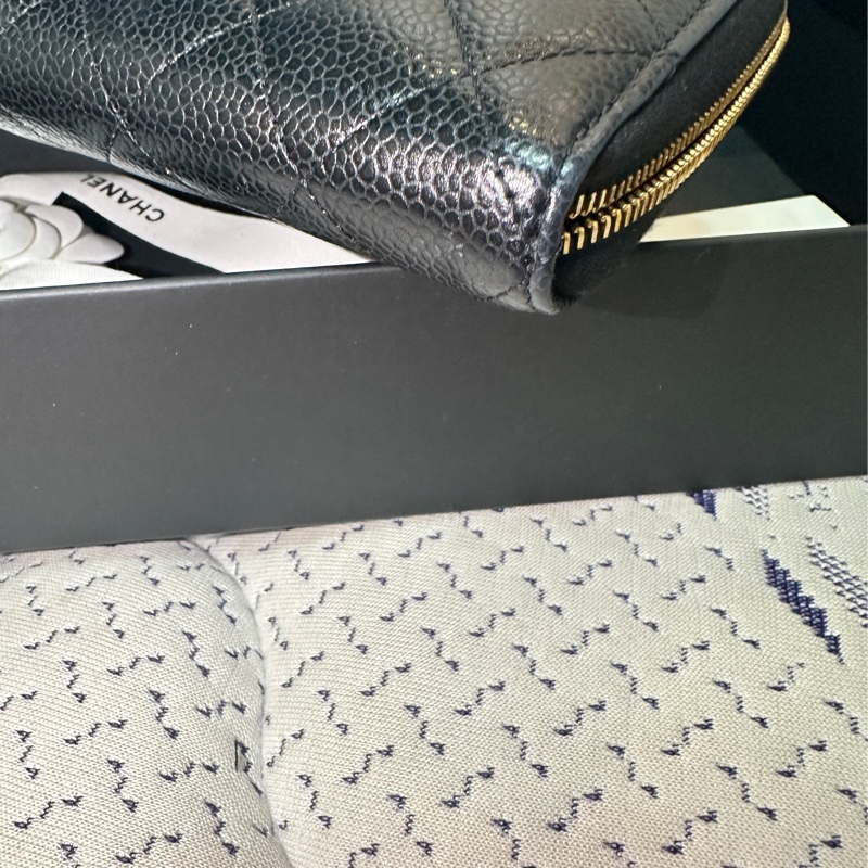 近全新Chanel 黑金 粒紋小牛皮 拉鏈長夾 晶片款-9