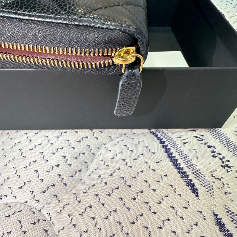 近全新Chanel 黑金 粒紋小牛皮 拉鏈長夾 晶片款-11