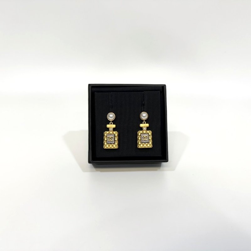 CHANEL金色雙C菱格香水瓶珍珠垂墜耳環AB4391-0