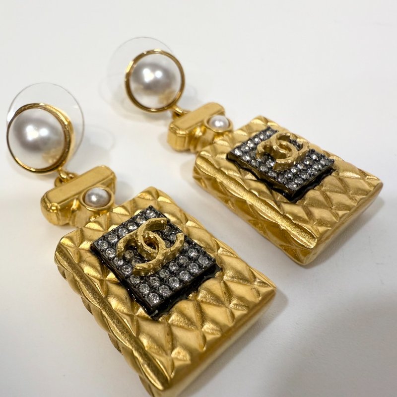 CHANEL金色雙C菱格香水瓶珍珠垂墜耳環AB4391-3