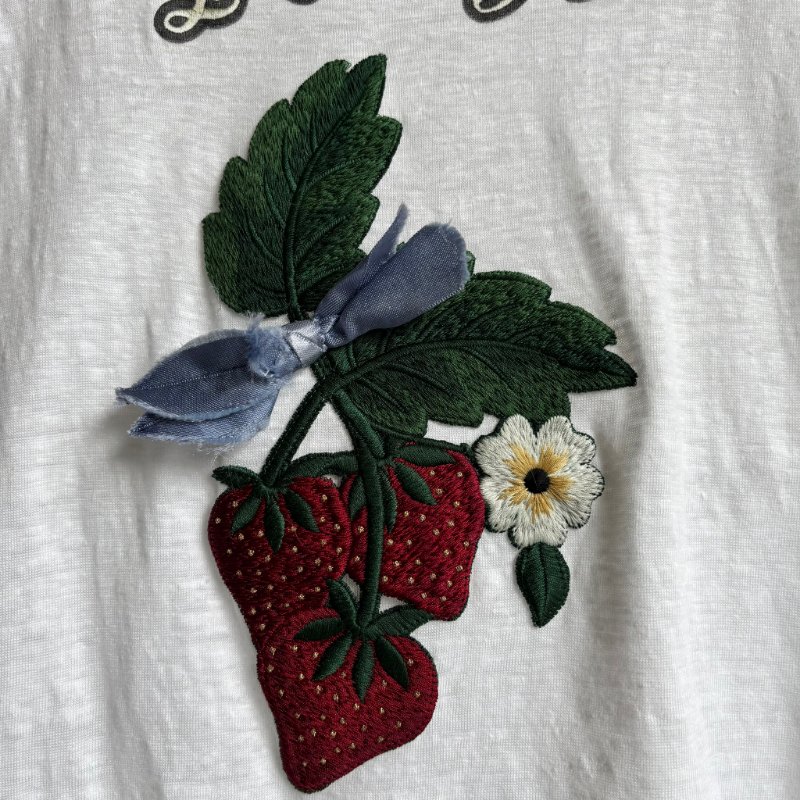 ::GUCCI:: 立體草莓圖樣刺繡 白色短袖上衣-3