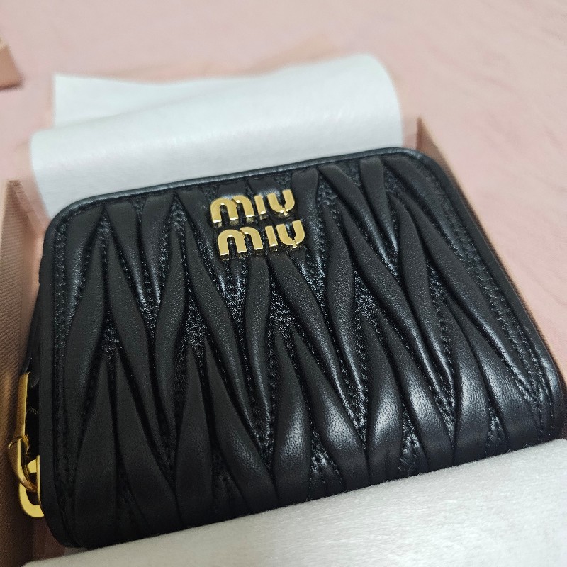 全新正品 Miu Miu Matelassé ㄇ字拉鍊小皮夾 黑色金Logo款-2