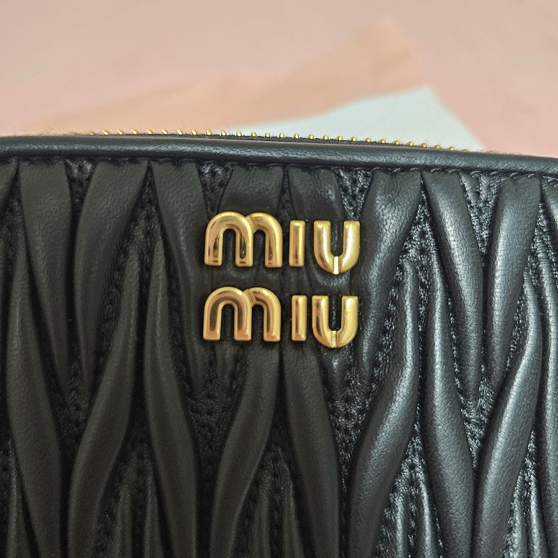 全新正品 Miu Miu Matelassé ㄇ字拉鍊小皮夾 黑色金Logo款-4