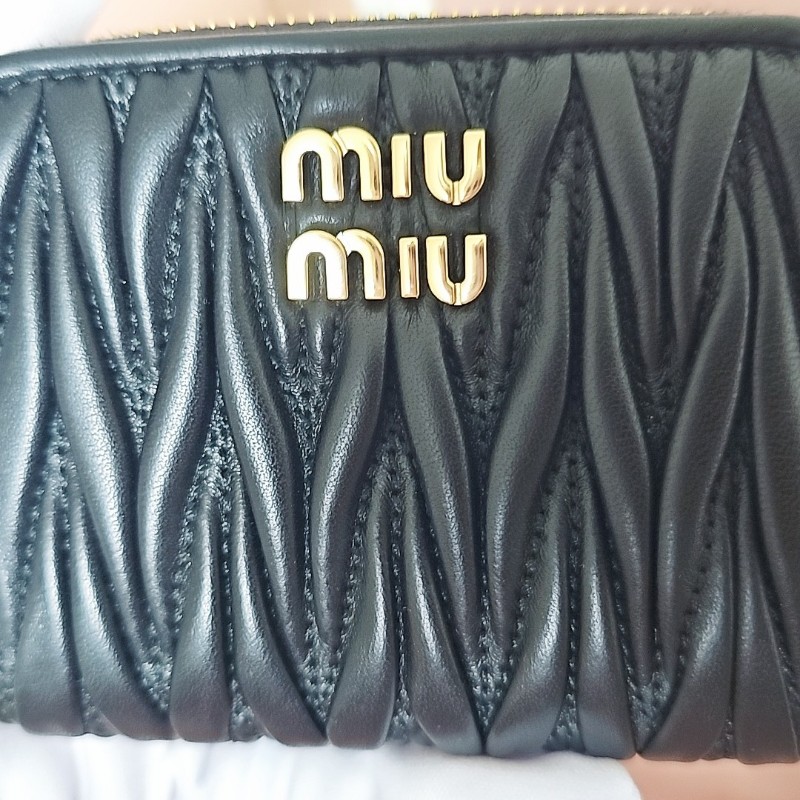 全新正品 Miu Miu Matelassé ㄇ字拉鍊小皮夾 黑色金Logo款-5