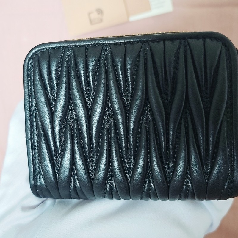 全新正品 Miu Miu Matelassé ㄇ字拉鍊小皮夾 黑色金Logo款-6