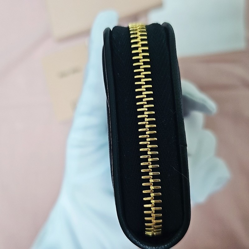 全新正品 Miu Miu Matelassé ㄇ字拉鍊小皮夾 黑色金Logo款-7