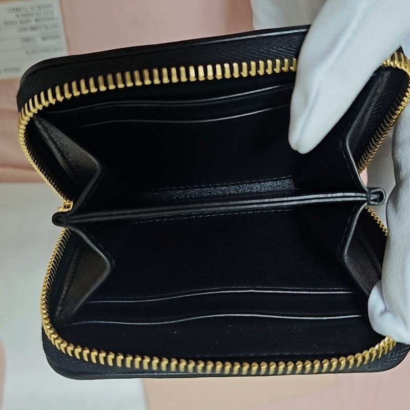 全新正品 Miu Miu Matelassé ㄇ字拉鍊小皮夾 黑色金Logo款-8