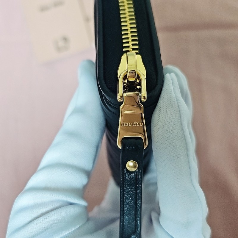 全新正品 Miu Miu Matelassé ㄇ字拉鍊小皮夾 黑色金Logo款-9