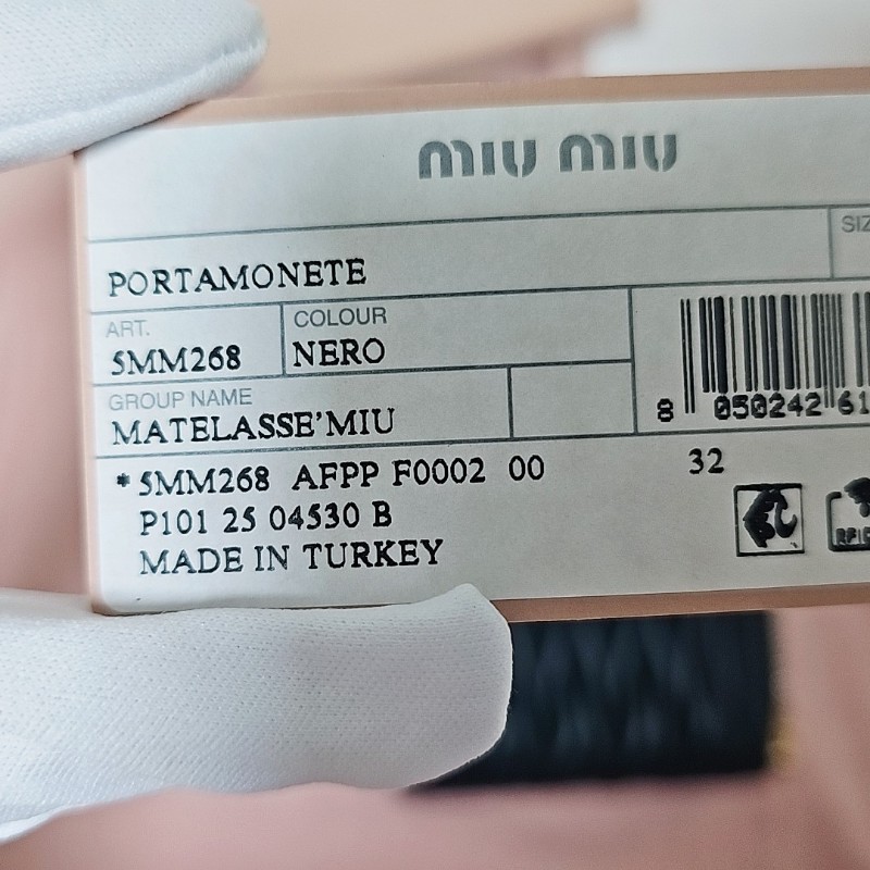 全新正品 Miu Miu Matelassé ㄇ字拉鍊小皮夾 黑色金Logo款-10