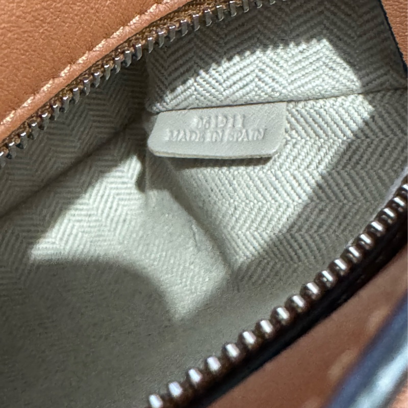 Loewe Mini Puzzle Col. Tan 焦糖色 (附麈袋)-7