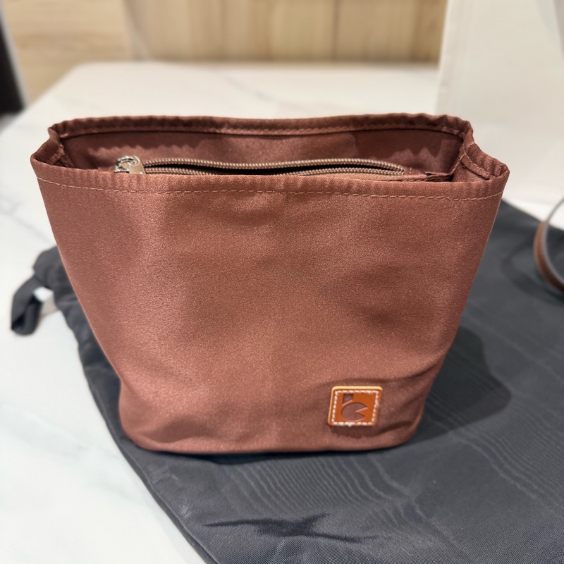 Celine 標誌印花牛皮革小號水桶包-7