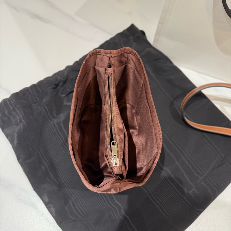 Celine 標誌印花牛皮革小號水桶包-8