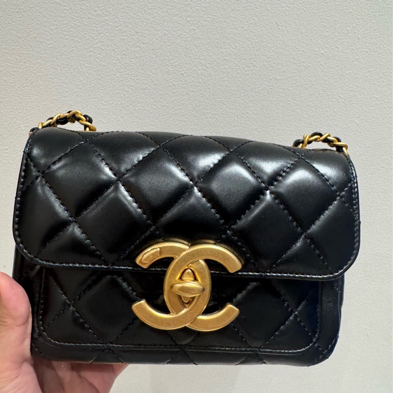 全新香奈兒24B黑金方胖新款 Chanel 24B雙c口蓋包|超大 logo 經典又百搭-0