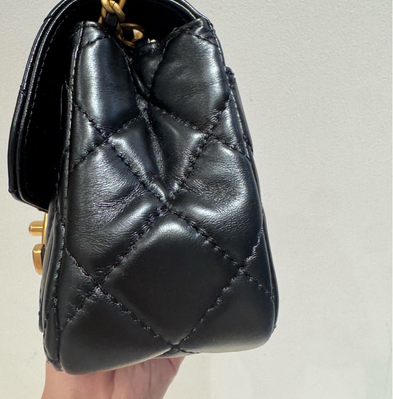 全新香奈兒24B黑金方胖新款 Chanel 24B雙c口蓋包|超大 logo 經典又百搭-6