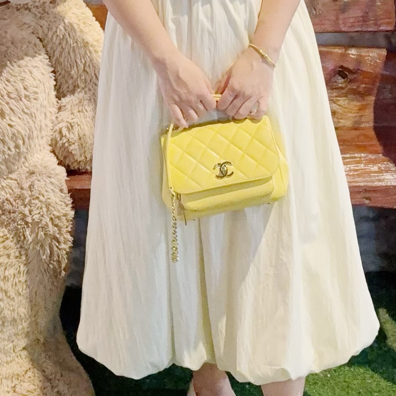 ❤️pro max放的下超甜價🔥Chanel 香奈兒小雞黃小號郵差包 30開淡金釦手提斜背包 荔枝牛皮兩用包 鵝黃色包包 Chanel郵差包-7