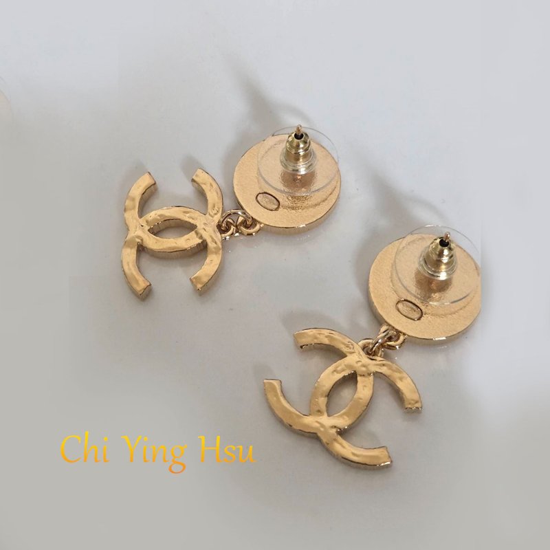 Chanel24c 🌈實品拍照🌈金色熔岩圓雙C耳環 耳針 金屬波紋耳針吊墬耳環👏98新未使用閒置品-32