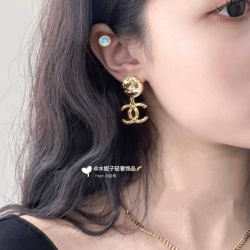 Chanel24c 🌈實品拍照🌈金色熔岩圓雙C耳環 耳針 金屬波紋耳針吊墬耳環👏98新未使用閒置品-42