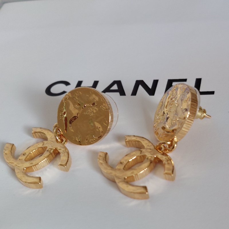 Chanel24c 🌈實品拍照🌈金色熔岩圓雙C耳環 耳針 金屬波紋耳針吊墬耳環👏98新未使用閒置品-52