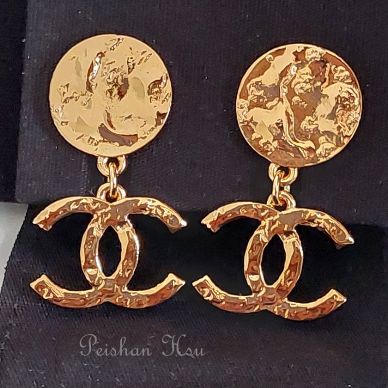 Chanel24c 🌈實品拍照🌈金色熔岩圓雙C耳環 耳針 金屬波紋耳針吊墬耳環👏98新未使用閒置品-60