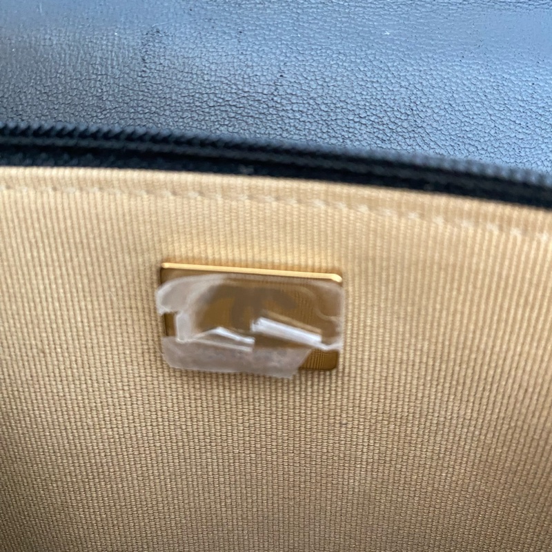 Chanel 黑金核桃金球woc-16