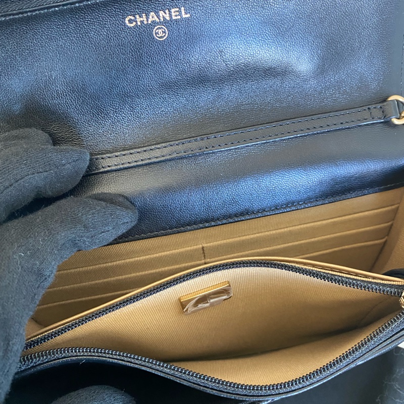 Chanel 黑金核桃金球woc-17