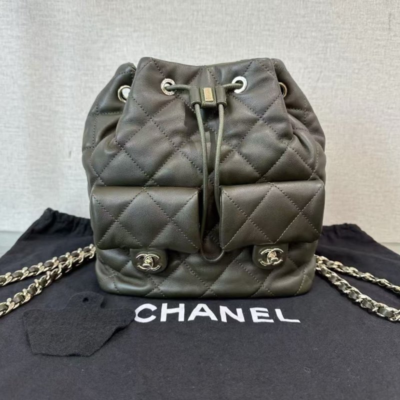 ✨CHANEL 23B墨綠色牛皮流浪雙口袋抽繩後背包 22*21*13 98新配件塵袋-0