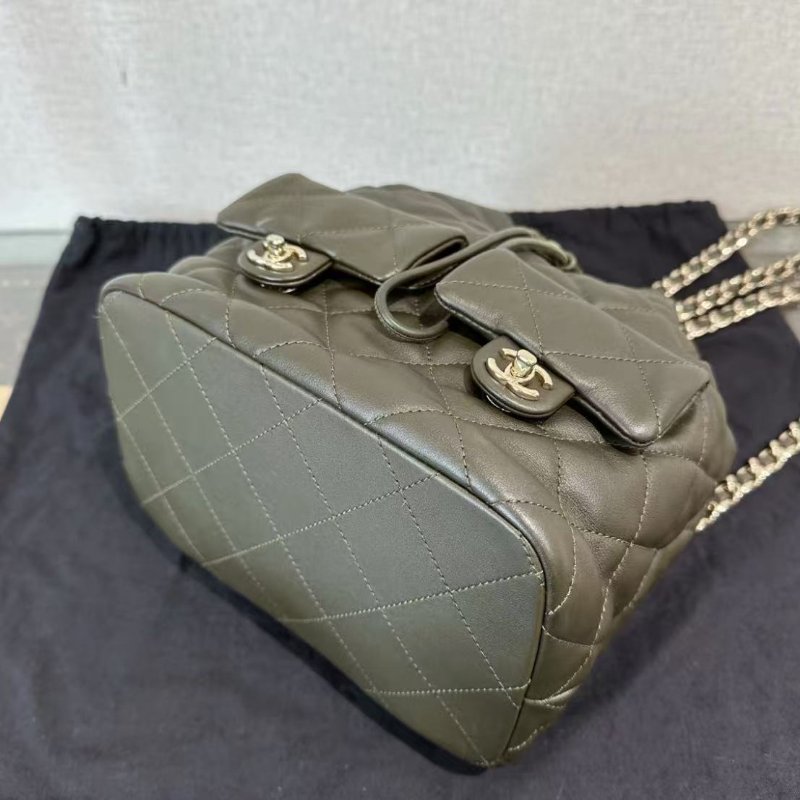 ✨CHANEL 23B墨綠色牛皮流浪雙口袋抽繩後背包 22*21*13 98新配件塵袋-1