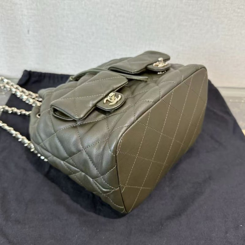 ✨CHANEL 23B墨綠色牛皮流浪雙口袋抽繩後背包 22*21*13 98新配件塵袋-3