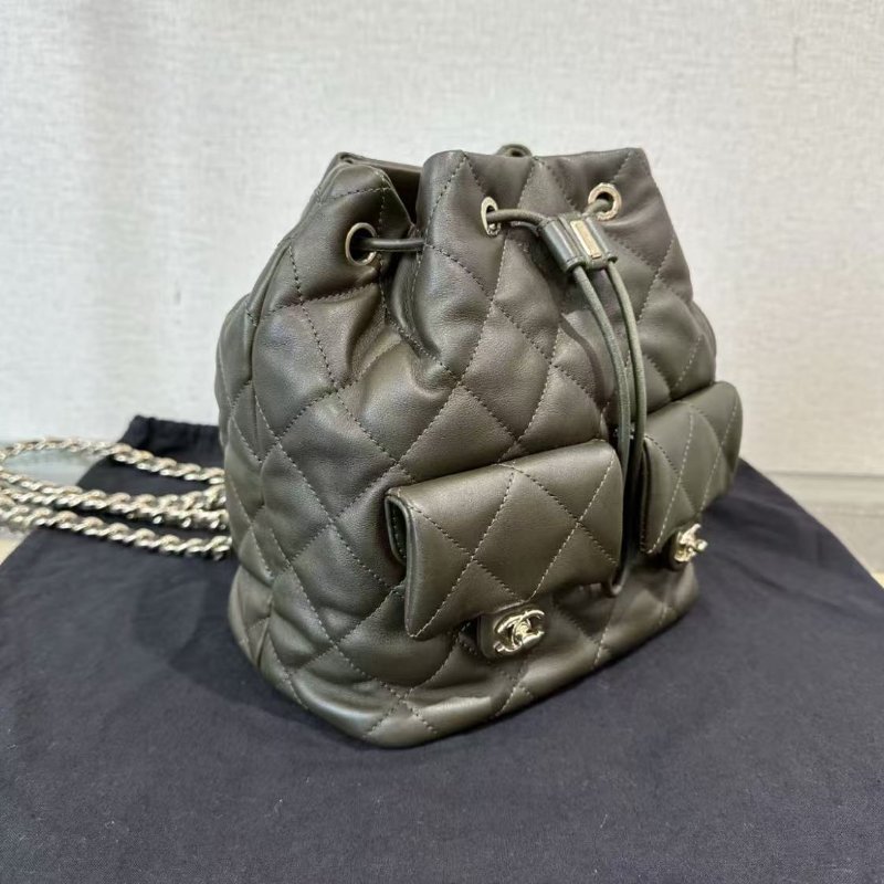 ✨CHANEL 23B墨綠色牛皮流浪雙口袋抽繩後背包 22*21*13 98新配件塵袋-5