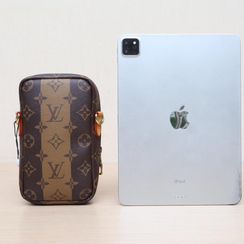 LOUIS VUITTON(路易威登) 老花 PVC 晶片 Nigo 聯名 Flap Double 心形 手機包-2