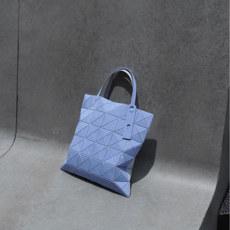 BAO BAO ISSEY MIYAKE 霧面雙拼水藍色肩背包-0