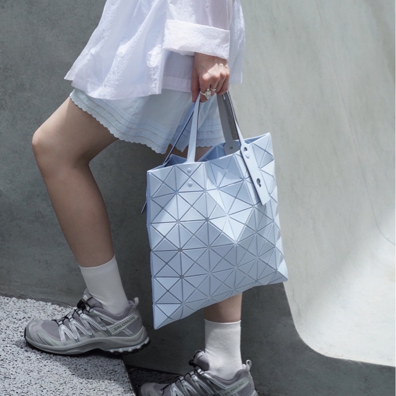 BAO BAO ISSEY MIYAKE 霧面雙拼水藍色肩背包-2
