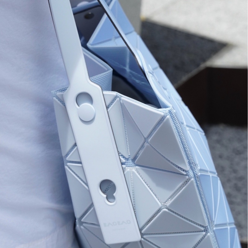 BAO BAO ISSEY MIYAKE 霧面雙拼水藍色肩背包-6