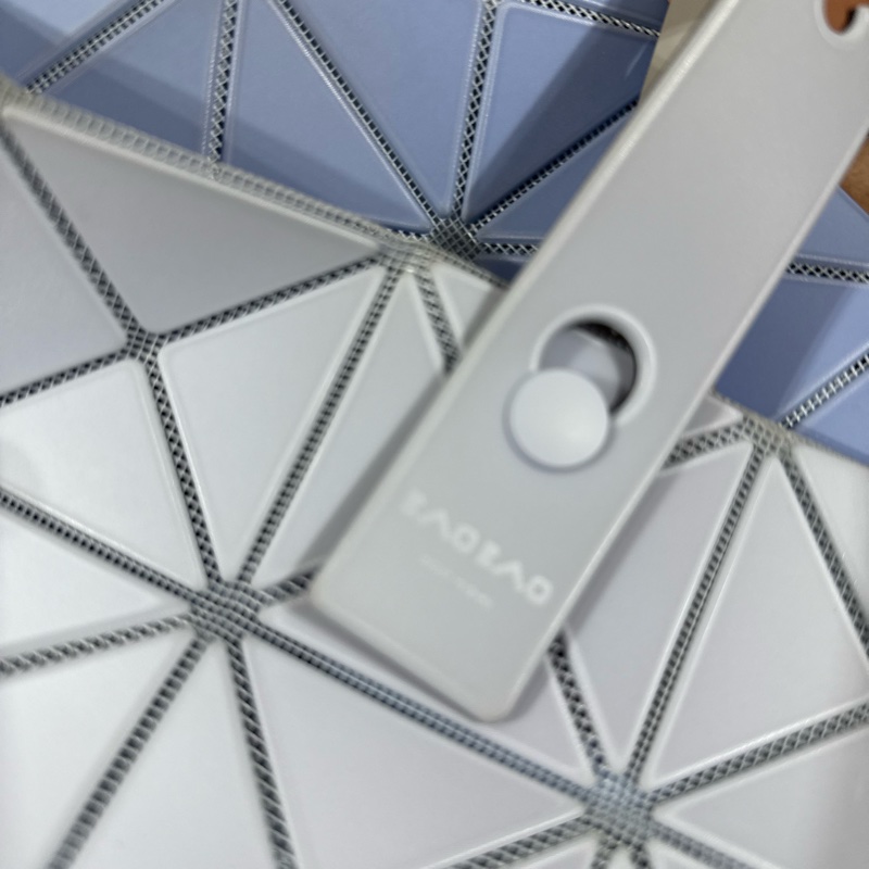 BAO BAO ISSEY MIYAKE 霧面雙拼水藍色肩背包-13