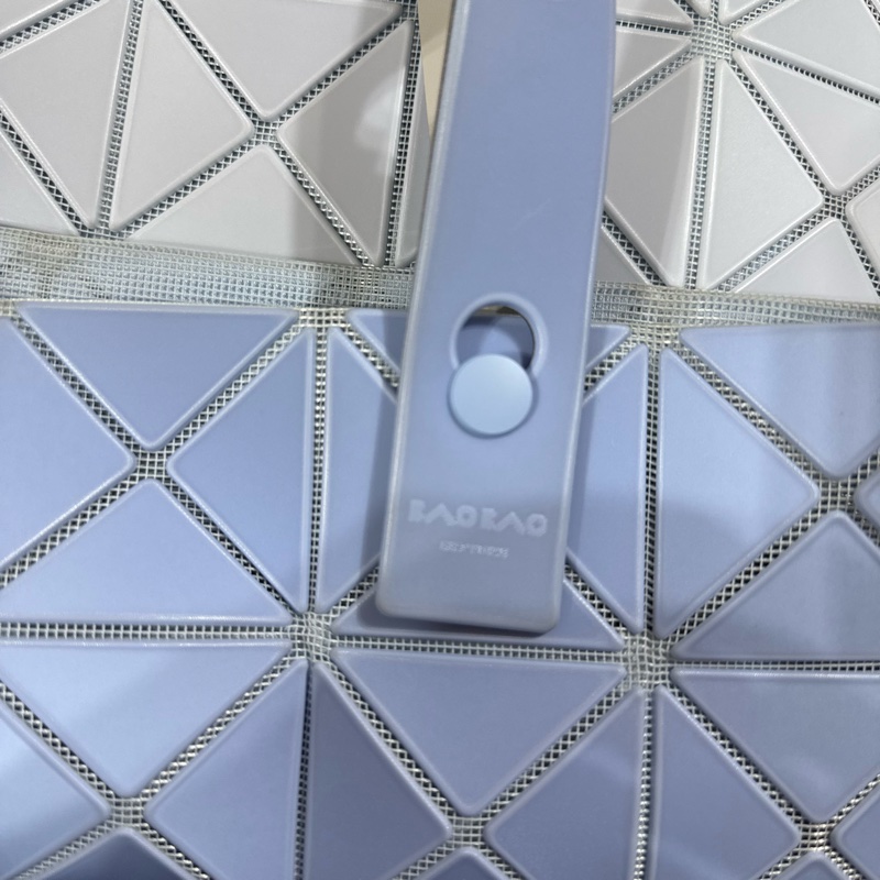 BAO BAO ISSEY MIYAKE 霧面雙拼水藍色肩背包-14