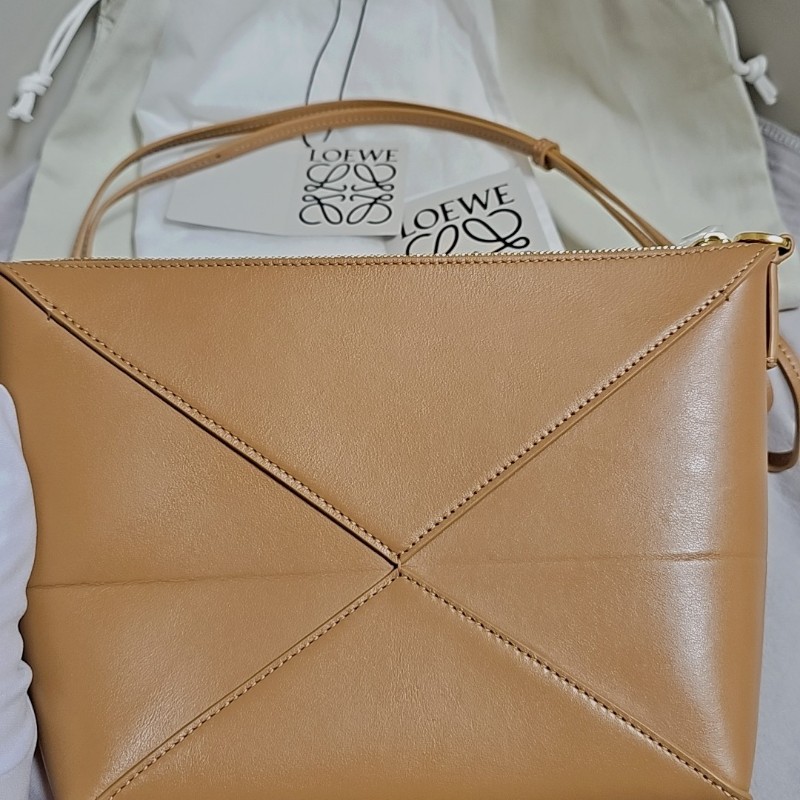 全新 LOEWE Puzzle Fold Pouch肩背包／斜背包／手拿包 三用｜焦糖棕 Camel｜光澤小牛皮-3