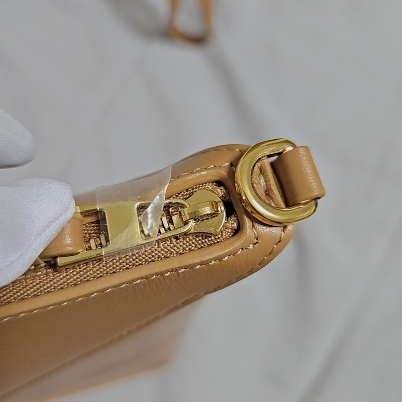 全新 LOEWE Puzzle Fold Pouch肩背包／斜背包／手拿包 三用｜焦糖棕 Camel｜光澤小牛皮-4