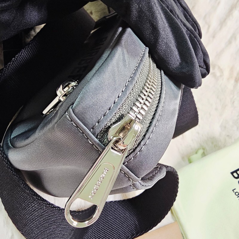 近全新 BURBERRY 灰軍綠色 尼龍腰包 胸包-3