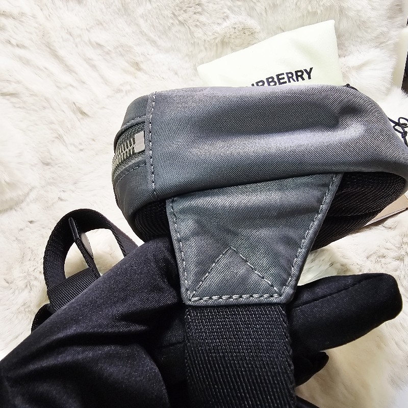 近全新 BURBERRY 灰軍綠色 尼龍腰包 胸包-13