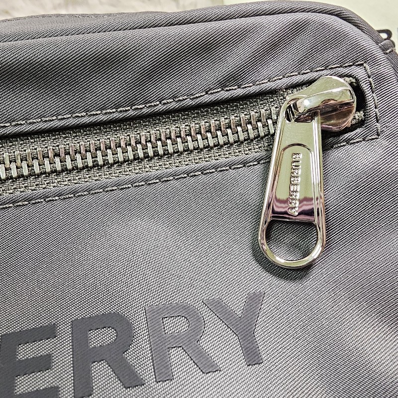 近全新 BURBERRY 灰軍綠色 尼龍腰包 胸包-18