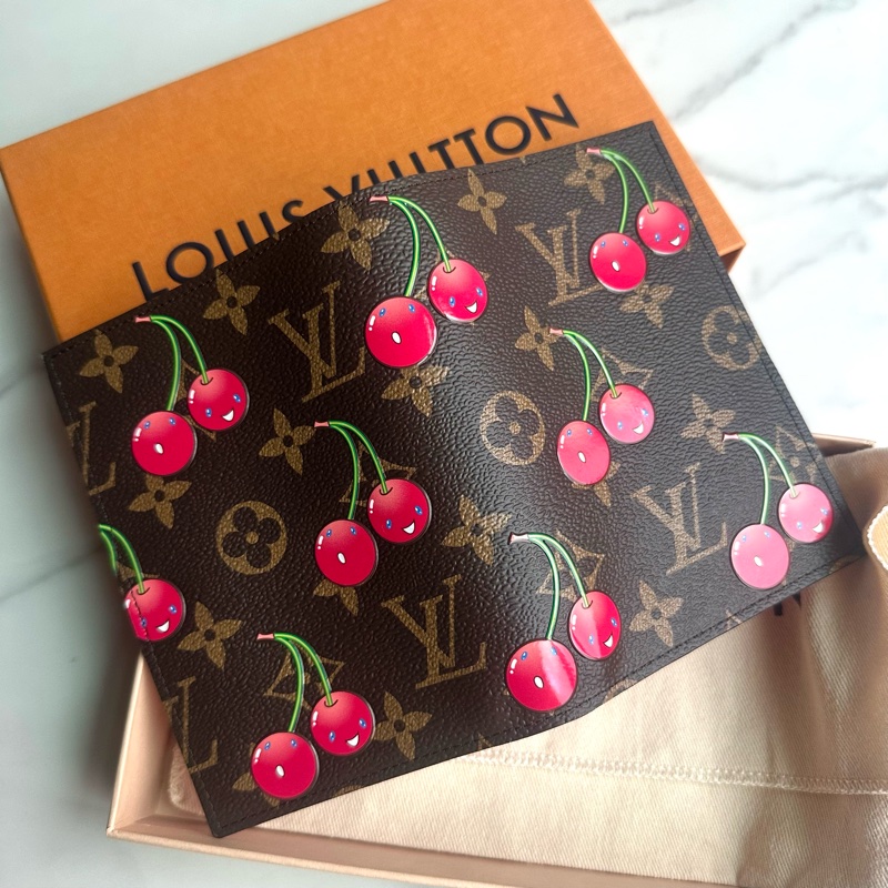 LV M13424 超級限量 村上隆櫻桃系列 護照夾-1