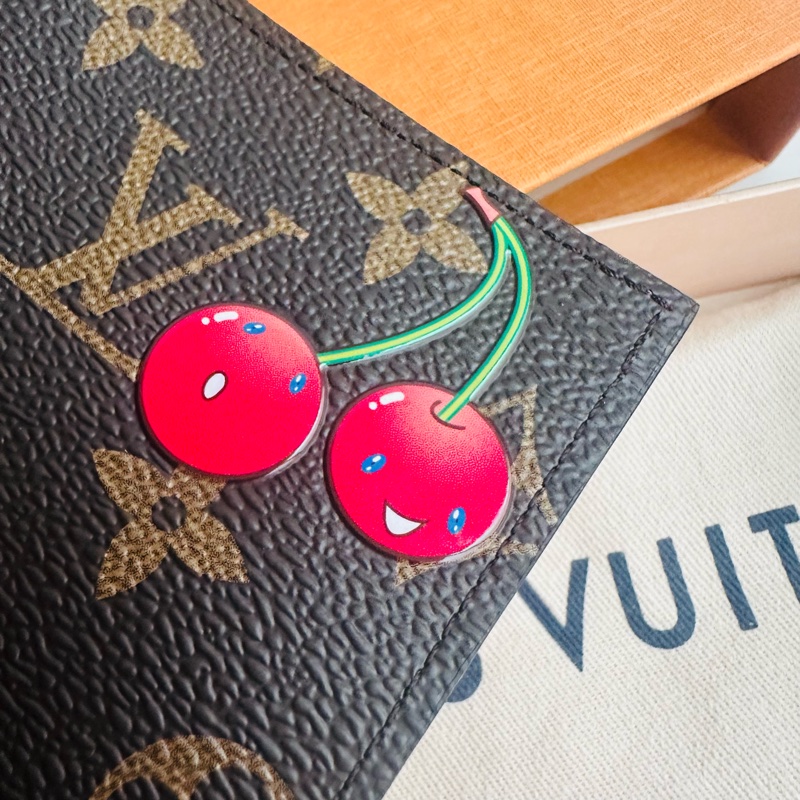 LV M13424 超級限量 村上隆櫻桃系列 護照夾-7