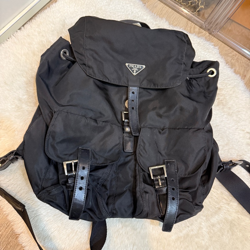 專櫃7萬9🫠不錯的89新🏅超好用的Prada降落傘🖤黑色尼龍 後背包 超輕 耐用 耐磨 防潑水 👍好用中號尺寸-1
