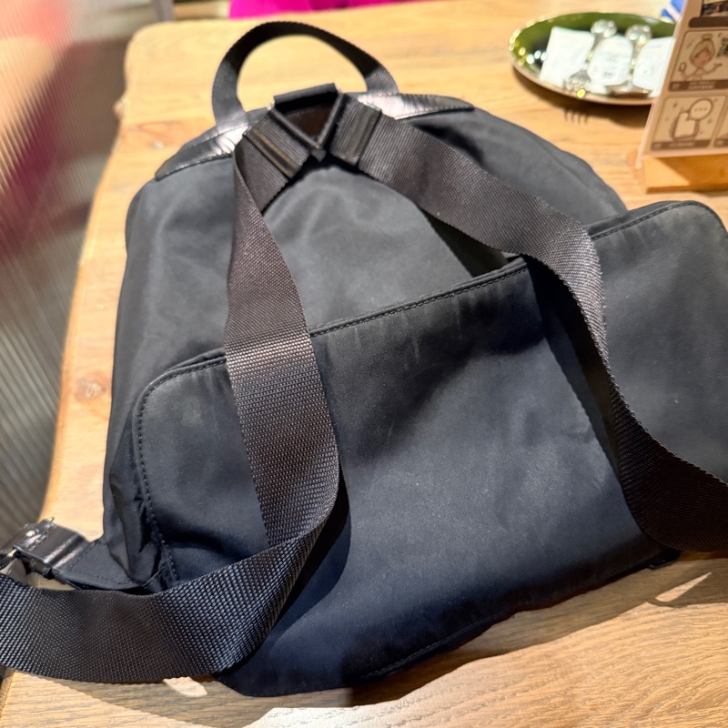 專櫃7萬9🫠不錯的89新🏅超好用的Prada降落傘🖤黑色尼龍 後背包 超輕 耐用 耐磨 防潑水 👍好用中號尺寸-3