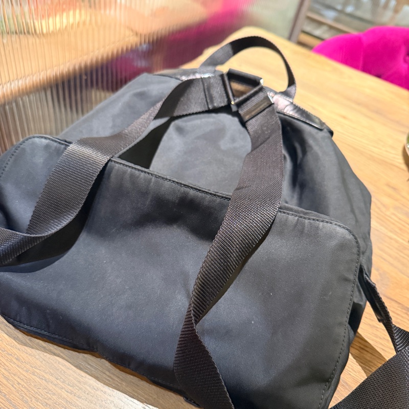 專櫃7萬9🫠不錯的89新🏅超好用的Prada降落傘🖤黑色尼龍 後背包 超輕 耐用 耐磨 防潑水 👍好用中號尺寸-4