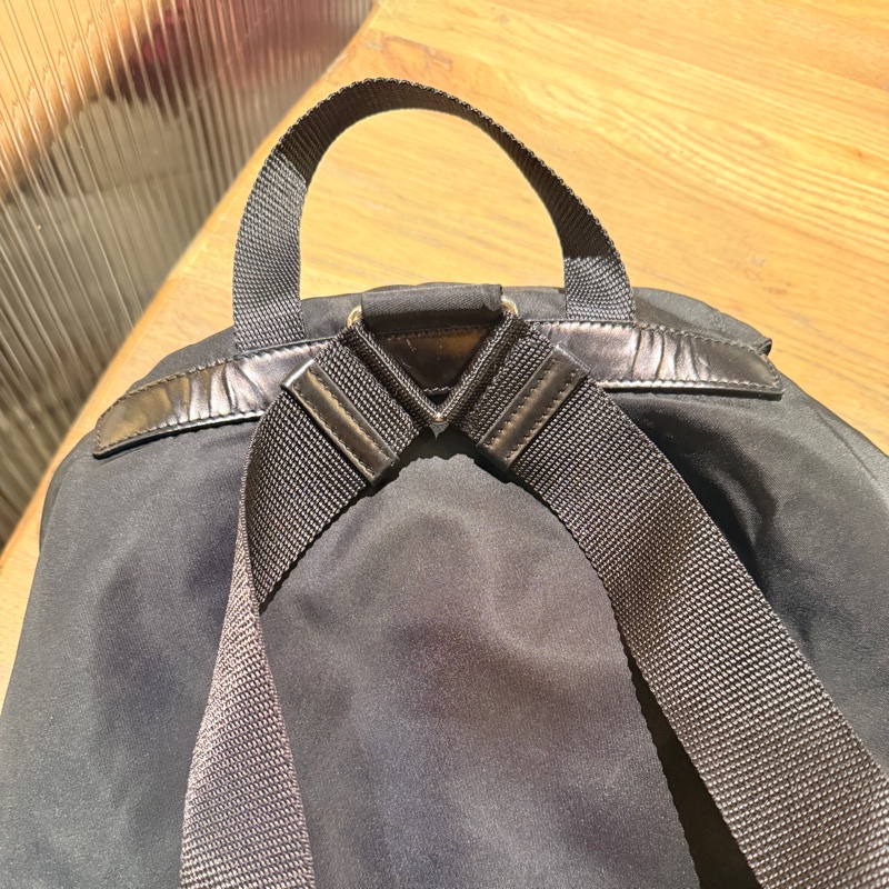 專櫃7萬9🫠不錯的89新🏅超好用的Prada降落傘🖤黑色尼龍 後背包 超輕 耐用 耐磨 防潑水 👍好用中號尺寸-5